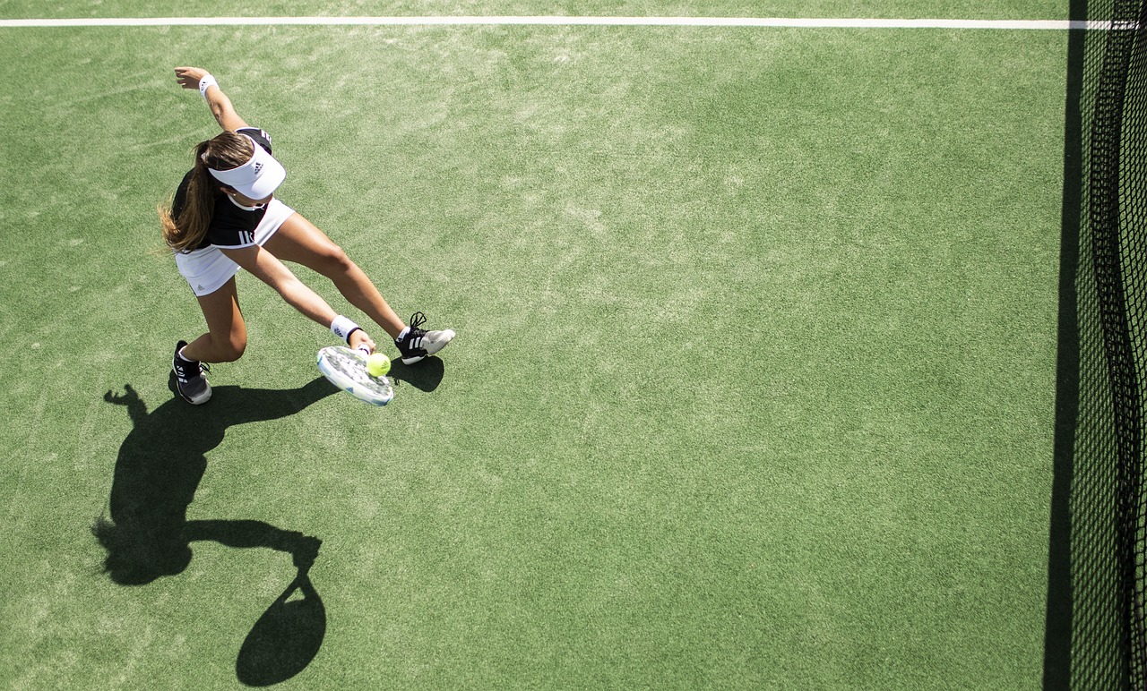 Comment améliorer votre prise en revers au tennis pour gagner en puissance et en précision ?